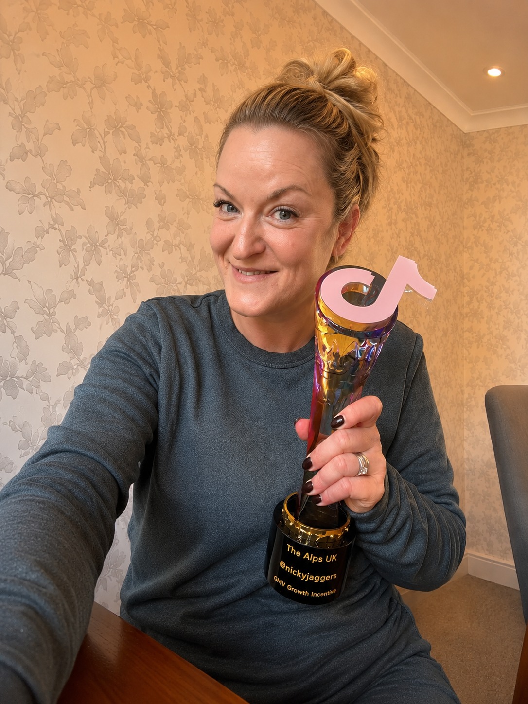Nicky Jaggers accepting The Alps UK GMV Growth Incentive award